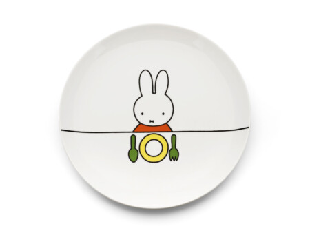 <p><strong>ZILVERSTAD Детски комплект за хранене “Miffy“ - 6 части</strong><br /><strong>• Комплект от 6 части <br /></strong>- чиния - 1бр<br />- купичка - 1 бр<br />- стоманени прибори - 4 бр<strong><br /></strong><strong>• Размери с опаковката:</strong> 23,8 х 23,6 х 12 см<br />• <strong>С декорация  - зайче<br /></strong><strong>• Предлага се в красива цветна кутия<br /></strong><strong>• Материал: </strong>неръждаема стомана 18/10, порцелан<br /><strong>• Тегло:</strong> 0,840 кг<br />• <strong>Подходящи за миене в съдомиялна машина<br /></strong><strong>• Бранд:</strong> ZILVERSTAD</p>
<p><strong>Производител: Bredemeijer Group / Нидерландия</strong></p><br />Марка: Bredemaijer Group <br />Модел: ZV 6831070<br />Доставка: 2-4 работни дни<br />Гаранция: 2 години