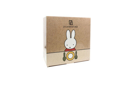 <p><strong>ZILVERSTAD Детски комплект за хранене “Miffy“ - 6 части</strong><br /><strong>• Комплект от 6 части <br /></strong>- чиния - 1бр<br />- купичка - 1 бр<br />- стоманени прибори - 4 бр<strong><br /></strong><strong>• Размери с опаковката:</strong> 23,8 х 23,6 х 12 см<br />• <strong>С декорация  - зайче<br /></strong><strong>• Предлага се в красива цветна кутия<br /></strong><strong>• Материал: </strong>неръждаема стомана 18/10, порцелан<br /><strong>• Тегло:</strong> 0,840 кг<br />• <strong>Подходящи за миене в съдомиялна машина<br /></strong><strong>• Бранд:</strong> ZILVERSTAD</p>
<p><strong>Производител: Bredemeijer Group / Нидерландия</strong></p><br />Марка: Bredemaijer Group <br />Модел: ZV 6831070<br />Доставка: 2-4 работни дни<br />Гаранция: 2 години