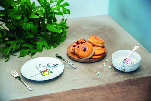 <p><strong>ZILVERSTAD Детски комплект за хранене “Miffy“ - 6 части</strong><br /><strong>• Комплект от 6 части <br /></strong>- чиния - 1бр<br />- купичка - 1 бр<br />- стоманени прибори - 4 бр<strong><br /></strong><strong>• Размери с опаковката:</strong> 23,8 х 23,6 х 12 см<br />• <strong>С декорация  - зайче<br /></strong><strong>• Предлага се в красива цветна кутия<br /></strong><strong>• Материал: </strong>неръждаема стомана 18/10, порцелан<br /><strong>• Тегло:</strong> 0,840 кг<br />• <strong>Подходящи за миене в съдомиялна машина<br /></strong><strong>• Бранд:</strong> ZILVERSTAD</p>
<p><strong>Производител: Bredemeijer Group / Нидерландия</strong></p><br />Марка: Bredemaijer Group <br />Модел: ZV 6831070<br />Доставка: 2-4 работни дни<br />Гаранция: 2 години