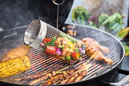 <p><span style="font-size: small;"><strong>GEFU Цилиндрична кошница за грил “BBQ<br /></strong></span>• <strong>Перфектна за нарязани зеленчуци, месо, скариди и др</strong><br />• <strong>Лесно обръщане и равномерно изпичане</strong><br />• <strong>Оптимална циркулация на топлината</strong><br />• <strong>Допълнителна кука за лесно пренасяне</strong><br />• <strong>Материал:</strong> висококачествена неръждаема стомана<br /> • <strong>Размери:</strong> Ø 9,2 х 30 см <br />•<strong> Можете да миете в съдомиялна машина </strong><br /> <strong>Производител: GEFU / Германия<br /></strong><br /><strong>ВНИМАНИЕ: Кошницата е много гореща след употреба! </strong></p><br />Марка: GEFU - GERMANY <br />Модел: GEFU 89670<br />Доставка: 2-4 работни дни<br />Гаранция: 2 години