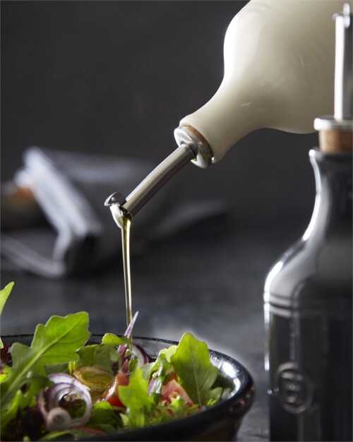 <p><span style="color: #000000;"><strong>EMILE HENRY Керамична бутилка за олио с дозатор OIL CRUET <br /></strong></span><span style="color: #000000;">• <strong>Ръчно изработена от 100% естествени материали<br />• Устойчива на температури: </strong>- 20º С до + 270º С<strong><br />• Висока устойчивост на надраскване <br /></strong>• </span><strong><span style="color: #000000;">Материал: </span> <span style="color: #ff0000;">HR® Ceramic (High Resistance) <span style="color: #000000;">/</span></span></strong><span style="color: #ff0000;"><span style="color: #000000;"> Високо устойчива керамика</span></span><strong><span style="color: #ff0000;"><span style="color: #000000;"> / </span><br /><span style="color: #000000;">• Без съдържание на олово, кадмий и никел<br />• Дозатор от стомана и коркова основа, с капак</span><br /><span style="color: #000000;">• Външен размер:  </span></span></strong><span style="color: #000000;">7,5 х 24 см (ДхВ)<br /><strong>• Вътрешен размер: </strong>6 х 17 см (ДхВ)<br />• <strong>Вместимост:</strong> 0,4 литра<br /><strong>• Тегло: </strong>0,39 кг<br />• <strong>Цвят: </strong>трюфел<br />• <strong>Подходяща за: </strong>фурна / микровълнова фурна / фризер / съдомиялна машина<br /><strong>Производител: EMILE HENRY / Франция</strong></span></p><br />Марка: Emile Henry <br />Модел: EH 0215-71<br />Доставка: 2-4 работни дни<br />Гаранция: 2 години