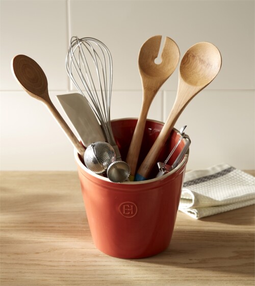 <p><span style="color: #000000;"><strong>EMILE HENRY Керамичен съд за прибори UTENSIL POT <br /></strong></span><span style="color: #000000;">• <strong>Ръчно изработен от 100% естествени материали<br />• Устойчив на температури: </strong>- 20º С до + 270º С<strong><br />• Висока устойчивост на надраскване <br /></strong>• </span><strong><span style="color: #000000;">Материал: </span> <span style="color: #ff0000;">HR® Ceramic (High Resistance) <span style="color: #000000;">/</span></span></strong><span style="color: #ff0000;"><span style="color: #000000;"> Високо устойчива керамика</span></span><strong><span style="color: #ff0000;"><span style="color: #000000;"> / </span><br /><span style="color: #000000;">• Без съдържание на олово, кадмий и никел<br /></span><span style="color: #000000;">• Външен размер: </span></span></strong><span style="color: #ff0000;"><span style="color: #000000;">15</span></span><span style="color: #000000;">,6 х 16,3 см (ДхВ)<br /><strong>• Вътрешен размер: </strong>14 х 15,3 см (ДхВ)<br />• <strong>Вместимост:</strong> 1 литра<br /><strong>• Тегло: </strong>0,92 кг<br />• <strong>Цвят: </strong>трюфел<br />• <strong>Подходящ за: </strong>фурна / микровълнова фурна / фризер / съдомиялна машина<br /><strong>Производител: EMILE HENRY / Франция</strong></span></p><br />Марка: Emile Henry <br />Модел: EH 0218-71<br />Доставка: 2-4 работни дни<br />Гаранция: 2 години