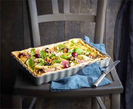 <p><span style="color: #000000;"><strong>EMILE HENRY Керамична провоъгълна форма за тарт "DEEP TART DISH " </strong></span><br /><span style="color: #000000;">• <strong>Ръчно изработена от 100% естествени материали<br />• Устойчива на температури: </strong>- 20º С до + 270º С<strong><br />• Равномерно разпределение на топлината<br />• Задържа топлината на ястието по-дълго от обикновените съдове<br />• Висока устойчивост на надраскване <br /></strong>• </span><strong><span style="color: #000000;">Материал:</span>  <span style="color: #ff0000;">HR® Ceramic (High Resistance) <span style="color: #000000;">/ </span></span></strong><span style="color: #ff0000;"><span style="color: #000000;">Високо устойчива керамика</span></span><strong><span style="color: #ff0000;"><span style="color: #000000;"> / </span><br /><span style="color: #000000;">• Без съдържание на олово, кадмий и никел</span><br /><span style="color: #000000;">• Външен размер вкл.дръжките: </span></span></strong><span style="color: #ff0000;"><span style="color: #000000;">33,5 х 24 х 5 см</span></span><span style="color: #ff0000;"><br /><strong><span style="color: #000000;">• Вътрешен размер: </span></strong><span style="color: #000000;">31,5 х 22 х 4</span><span style="color: #000000;"> см<br /></span></span><span style="color: #ff0000;"><span style="color: #000000;">• <strong>Вместимост:</strong> 1,9 литра</span><br /><span style="color: #000000;"><strong>• Тегло: </strong>1,465 кг</span><br /><span style="color: #000000;">• <strong>Цвят: </strong>зелен кедър</span><br /><span style="color: #000000;">• <strong>Подходяща за: </strong>фурна / микровълнова фурна / фризер / съдомиялна машина</span><br /><strong><span style="color: #000000;">Производител: EMILE HENRY / Франция</span></strong></span></p><br />Марка: Emile Henry <br />Модел: EH 6038-07<br />Доставка: 2-4 работни дни<br />Гаранция: 2 години