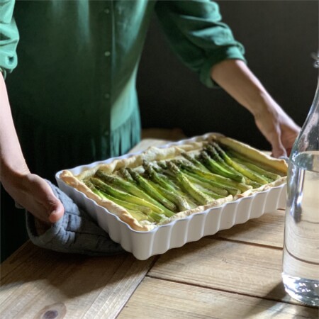 <p><span style="color: #000000;"><strong>EMILE HENRY Керамична провоъгълна форма за тарт "DEEP TART DISH " </strong></span><br /><span style="color: #000000;">• <strong>Ръчно изработена от 100% естествени материали<br />• Устойчива на температури: </strong>- 20º С до + 270º С<strong><br />• Равномерно разпределение на топлината<br />• Задържа топлината на ястието по-дълго от обикновените съдове<br />• Висока устойчивост на надраскване <br /></strong>• </span><strong><span style="color: #000000;">Материал:</span>  <span style="color: #ff0000;">HR® Ceramic (High Resistance) <span style="color: #000000;">/ </span></span></strong><span style="color: #ff0000;"><span style="color: #000000;">Високо устойчива керамика</span></span><strong><span style="color: #ff0000;"><span style="color: #000000;"> / </span><br /><span style="color: #000000;">• Без съдържание на олово, кадмий и никел</span><br /><span style="color: #000000;">• Външен размер вкл.дръжките: </span></span></strong><span style="color: #ff0000;"><span style="color: #000000;">33,5 х 24 х 5 см</span></span><span style="color: #ff0000;"><br /><strong><span style="color: #000000;">• Вътрешен размер: </span></strong><span style="color: #000000;">31,5 х 22 х 4</span><span style="color: #000000;"> см<br /></span></span><span style="color: #ff0000;"><span style="color: #000000;">• <strong>Вместимост:</strong> 1,9 литра</span><br /><span style="color: #000000;"><strong>• Тегло: </strong>1,465 кг</span><br /><span style="color: #000000;">• <strong>Цвят: </strong>зелен кедър</span><br /><span style="color: #000000;">• <strong>Подходяща за: </strong>фурна / микровълнова фурна / фризер / съдомиялна машина</span><br /><strong><span style="color: #000000;">Производител: EMILE HENRY / Франция</span></strong></span></p><br />Марка: Emile Henry <br />Модел: EH 6038-07<br />Доставка: 2-4 работни дни<br />Гаранция: 2 години