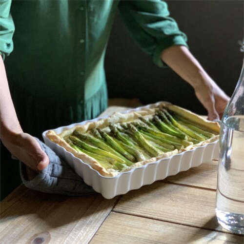 <p><span style="color: #000000;"><strong>EMILE HENRY Керамична провоъгълна форма за тарт "DEEP TART DISH " </strong></span><br /><span style="color: #000000;">• <strong>Ръчно изработена от 100% естествени материали<br />• Устойчива на температури: </strong>- 20º С до + 270º С<strong><br />• Равномерно разпределение на топлината<br />• Задържа топлината на ястието по-дълго от обикновените съдове<br />• Висока устойчивост на надраскване <br /></strong>• </span><strong><span style="color: #000000;">Материал:</span>  <span style="color: #ff0000;">HR® Ceramic (High Resistance) <span style="color: #000000;">/ </span></span></strong><span style="color: #ff0000;"><span style="color: #000000;">Високо устойчива керамика</span></span><strong><span style="color: #ff0000;"><span style="color: #000000;"> / </span><br /><span style="color: #000000;">• Без съдържание на олово, кадмий и никел</span><br /><span style="color: #000000;">• Външен размер вкл.дръжките: </span></span></strong><span style="color: #ff0000;"><span style="color: #000000;">33,5 х 24 х 5 см</span></span><span style="color: #ff0000;"><br /><strong><span style="color: #000000;">• Вътрешен размер: </span></strong><span style="color: #000000;">31,5 х 22 х 4</span><span style="color: #000000;"> см<br /></span></span><span style="color: #ff0000;"><span style="color: #000000;">• <strong>Вместимост:</strong> 1,9 литра</span><br /><span style="color: #000000;"><strong>• Тегло: </strong>1,465 кг</span><br /><span style="color: #000000;">• <strong>Цвят: </strong>зелен кедър</span><br /><span style="color: #000000;">• <strong>Подходяща за: </strong>фурна / микровълнова фурна / фризер / съдомиялна машина</span><br /><strong><span style="color: #000000;">Производител: EMILE HENRY / Франция</span></strong></span></p><br />Марка: Emile Henry <br />Модел: EH 6038-07<br />Доставка: 2-4 работни дни<br />Гаранция: 2 години