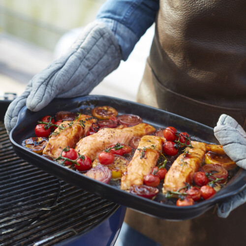 <p><strong>EMILE HENRY Керамична форма за печене BBQ </strong> <br />• <strong>Ръчно изработена от 100% естествени материали<br />• Устойчива на температури: </strong>- 20º С до + 290º С<strong><br />• Равномерно разпределение на топлината<br />• Задържа топлината на ястието по-дълго от обикновените съдове<br />• Висока устойчивост на надраскване <br /></strong>• <strong>Материал: <span style="color: #ff0000;">BBQ Ceramic</span></strong><br />• <strong>Външен размер вкл.дръжките:</strong> 42,5 х 27,5 х 4 см (ДхШхВ)<br />• <strong>Вместимост: 1</strong>,7 литра <br />• <strong>Тегло:</strong> 1,8 кг<br />• <strong>Цвят: </strong>трюфел<br /><strong>• Подходяща за: </strong>барбекю (газ или на дървени въглища)/фурна / микровълнова фурна / фризер / съдомиялна машина<br /><strong>Производител: EMILE HENRY / Франция</strong></p><br />Марка: Emile Henry <br />Модел: EH 7547-71<br />Доставка: 2-4 работни дни<br />Гаранция: 2 години