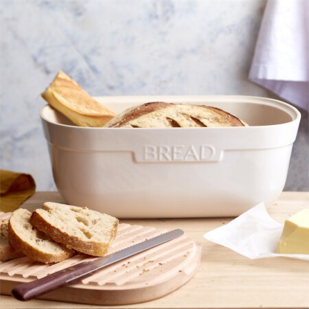 <p><span style="color: #000000;"><strong>EMILE HENRY Керамична кутия за хляб с дъска за рязане "BREAD BOX" </strong></span><br /><span style="color: #000000;">• </span><strong><span style="color: #000000;">Материал на основата:</span>  <span style="color: #ff0000;">HR® Ceramic (High Resistance) <span style="color: #000000;">/ </span></span></strong><span style="color: #ff0000;"><span style="color: #000000;">Високо устойчива керамика</span></span><strong><span style="color: #ff0000;"><br /><span style="color: #000000;">• Без съдържание на олово, кадмий и никел</span><br /><span style="color: #000000;">• Външен размер вкл.дръжките: </span></span></strong><span style="color: #ff0000;"><span style="color: #000000;">35,5 х 24,5 х 15,8 см</span></span><span style="color: #ff0000;"><br /><strong><span style="color: #000000;">• Вътрешен размер: </span></strong><span style="color: #000000;">32,5 х 22 х 12,5 см<br /></span></span><span style="color: #ff0000;"><span style="color: #000000;">• <strong>Вместимост:</strong> 6,5 литра</span><br /><span style="color: #000000;"><strong>• Тегло: </strong>3,9 кг</span><br /><span style="color: #000000;">•<strong> Размери на опаковката:</strong> 43,5 х 31,5 х 19 см (ДхШхВ)</span><br /><span style="color: #000000;">• <strong>Тегло с опаковката:</strong> 4,4 кг</span><br /><span style="color: #000000;">• <strong>Цвят: </strong>червен</span><br /><span style="color: #000000;">• <strong>Основата е подходяща за съдомиялна машина</strong><br />• <strong>Капакът </strong></span><strong>НЕ Е</strong><span style="color: #000000;"><strong> подходящ за съдомиялна машина</strong></span><br /><strong><span style="color: #000000;">Производител: EMILE HENRY / Франция</span></strong></span></p><br />Марка: Emile Henry <br />Модел: EH 8750-34<br />Доставка: 2-4 работни дни<br />Гаранция: 2 години