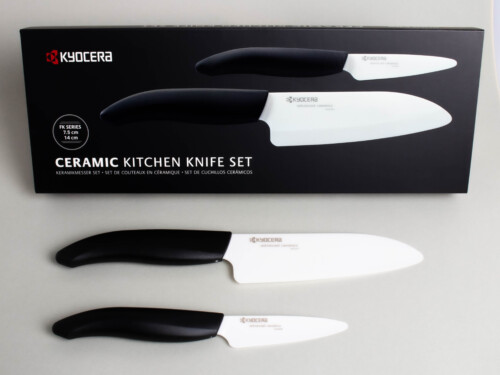 <p><strong>KYOCERA Комплект ножове 2 бр. - FK-075WH-BK / FK-140WH-BK</strong><br /><span>  – Керамичен нож Kyocera FK-140 WH-BK (острие 14 см) - 1 бр. </span><br /><span>  – Керамичен нож Kyocera FK-075 WH-BK (острие 12,5 см) - 1 бр. </span><br /><span><strong>• Бяло острие, черна дръжка</strong></span><br /><span><strong>• Материал острие: </strong>циркониева керамика<strong><br />• Материал дръжка: </strong>пластмаса<strong><br />• Изключително остри</strong></span><br /><span><strong>• С ергономични дръжки </strong></span><br /><span><strong>• Не използвайте за рязане на твърди или замразени храни</strong></span><br /><span><strong>• Подходящи за съдомиялна машина.<br /></strong><strong>Производител: KYOCERA / Япония</strong></span></p><br />Марка: KYOCERA <br />Модел: Kyocera FK-2PC-WH-BK<br />Доставка: 2-4 работни дни<br />Гаранция: 2 години