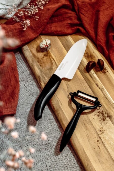 <p><strong>KYOCERA Комплект нож с белачка в кутия</strong><br /><strong>– <a href="https://pip.bg/5" target="_blank">Нож с керамично острие Kyocera FK-140 WH-BK:<br /></a></strong><span> </span><span> • Цвят на острието: бял </span><br /><span>  • Цвят на дръжката: черен</span><br /><span>  • Дължина на острието: 14 см.</span><br /><span>– </span><strong><a href="https://pip.bg/6" target="_blank">Белачка с керамично острие Kyocera CP-10 NBK<br /></a>  • </strong><span>Дължина на острието: 4 см </span><br /><span>  • Цвят на острието: бял</span><br /><span>  • Цвят на дръжката: черен</span><br /><span><strong>• Материал на остриетата:</strong> циркониева керамика</span><br /><span><strong>• Материал на дръжките:</strong> пластмаса</span><br /><span><strong>• Изключително остри</strong></span><br /><span><strong>• С ергономични дръжки</strong></span><br /><span><strong>• Не използвайте за рязане на твърди или замразени храни</strong></span><br /><span><strong>• Подходящи за съдомиялна машина.</strong></span><br /><strong><span>Производител: KYOCERA / Япония</span></strong></p><br />Марка: KYOCERA <br />Модел: Kyocera FK-140 WH-BK + CP-10 BK<br />Доставка: 2-4 работни дни<br />Гаранция: 2 години