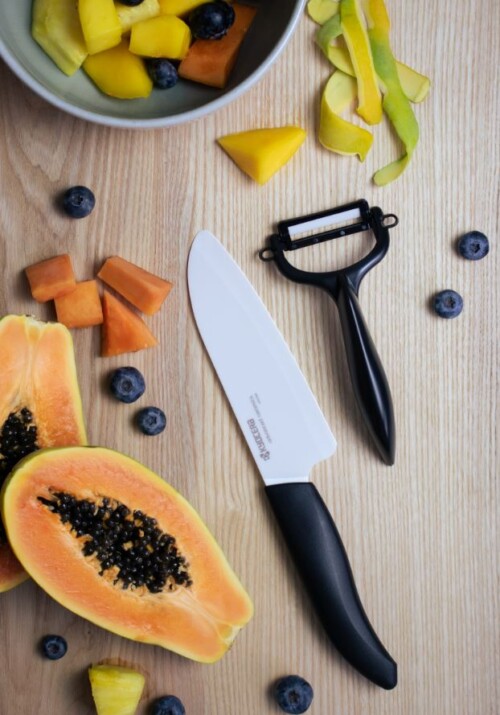 <p><strong>KYOCERA Комплект нож с белачка в кутия</strong><br /><strong>– <a href="https://pip.bg/5" target="_blank">Нож с керамично острие Kyocera FK-140 WH-BK:<br /></a></strong><span> </span><span> • Цвят на острието: бял </span><br /><span>  • Цвят на дръжката: черен</span><br /><span>  • Дължина на острието: 14 см.</span><br /><span>– </span><strong><a href="https://pip.bg/6" target="_blank">Белачка с керамично острие Kyocera CP-10 NBK<br /></a>  • </strong><span>Дължина на острието: 4 см </span><br /><span>  • Цвят на острието: бял</span><br /><span>  • Цвят на дръжката: черен</span><br /><span><strong>• Материал на остриетата:</strong> циркониева керамика</span><br /><span><strong>• Материал на дръжките:</strong> пластмаса</span><br /><span><strong>• Изключително остри</strong></span><br /><span><strong>• С ергономични дръжки</strong></span><br /><span><strong>• Не използвайте за рязане на твърди или замразени храни</strong></span><br /><span><strong>• Подходящи за съдомиялна машина.</strong></span><br /><strong><span>Производител: KYOCERA / Япония</span></strong></p><br />Марка: KYOCERA <br />Модел: Kyocera FK-140 WH-BK + CP-10 BK<br />Доставка: 2-4 работни дни<br />Гаранция: 2 години