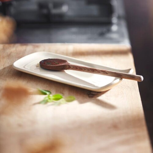 <p><span style="color: #000000;"><strong>EMILE HENRY Керамична поставка за прибори за готвене SPOON REST </strong> </span><br /><span style="color: #000000;">• <strong>Ръчно изработена от 100% естествени материали<br />• Устойчива на температури: </strong>- 20º С до + 270º С<strong><br />• Равномерно разпределение на топлината<br />• Задържа топлината на ястието по-дълго от обикновените съдове<br />• Висока устойчивост на надраскване <br /></strong>• </span><strong><span style="color: #000000;">Материал:</span>  <span style="color: #ff0000;">HR® Ceramic (High Resistance) <span style="color: #000000;">/ Високо устойчива керамика / </span><br /><span style="color: #000000;">• Без съдържание на олово, кадмий и никел</span><br /><span style="color: #000000;">• Размер: </span></span></strong><span style="color: #000000;">23 х 10,5 х 3 см<br /><strong>• Тегло: </strong>0,36 кг<br />• <strong>Цвят: </strong>екрю<br />• <strong>Подходяща за: фурна / микровълнова фурна / фризер / съдомиялна машина</strong><br /><strong>Производител: EMILE HENRY / Франция</strong></span></p><br />Марка: Emile Henry <br />Модел: EH 0263-02<br />Доставка: 2-4 работни дни<br />Гаранция: 2 години