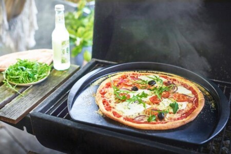 <p><strong>EMILE HENRY Плоча за пица "BBQ Pizza Station“ </strong> <br /><strong>• Ръчно изработена от 100% естествени материали<br />• Устойчива на температури: </strong>- 20º С до + 290º С<strong><br />• Равномерно разпределение на топлината<br />• Задържа топлината на ястието по-дълго от обикновените съдове<br />• Висока устойчивост на надраскване <br />• Материал: <span style="color: #ff0000;">BBQ Ceramic</span></strong><br /><strong>• Външен размер вкл.дръжките:</strong> 42 х 35 х 4 см (ДхШхВ)<br /><strong>• Брой порции:</strong> 6 - 8 <br /><strong>• Тегло:</strong> 3,22 кг<br /><strong>• Цвят: </strong>трюфел<br /><strong>• Подходяща за: </strong>барбекю (газ или на дървени въглища)/фурна / микровълнова фурна / фризер / съдомиялна машина<br /><strong>Производител: EMILE HENRY / Франция</strong></p><br />Марка: Emile Henry <br />Модел: EH 7642-71<br />Доставка: 2-4 работни дни<br />Гаранция: 2 години