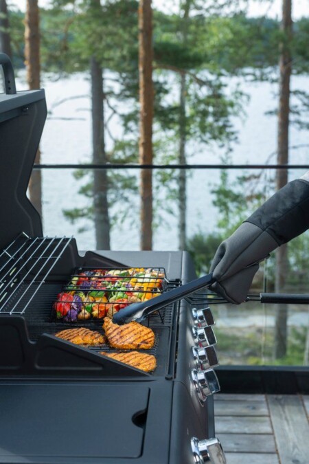 <p><strong>MUSTANG Комплект за BBQ “Black Line“ - 3 части</strong><br /><strong>• Материал:</strong><span> неръждаема стомана, пластмаса<br /></span><strong>• Размери:</strong><span> 16 х 7 х 40 см <br /><strong>• Тегло:</strong> 0,580 кг.</span><br /><strong>• Комплектът съдържа:<br /></strong><span> - Шпатула за грил<br /> - Щипка за грил</span><br /><span> - Четка за грил<br /><strong>• Цвят: </strong>черен<br /><strong>• Не е подходящ за съдомиялна машина</strong></span><br /><strong>Производител: Tammer Brands/ Финландия</strong></p><br />Марка: MUSTANG <br />Модел: TB MUS 641722<br />Доставка: 2-4 работни дни<br />Гаранция: 2 години