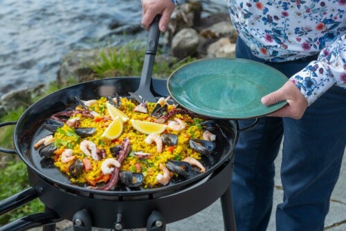 <p><strong>MUSTANG Шпатула за BBQ “Black Lline“ - 40 см.</strong><br /><strong>• Материал:</strong><span> неръждаема стомана, пластмаса<br /></span><strong>• Размери:</strong><span> 7 х 40 см.<br /></span><strong>• Тегло:</strong><span> 0,220 кг.</span><br /><strong>• Цвят: </strong><span>черен</span><br /><strong>• Не е подходяща за съдомиялна машина<br /></strong><strong>Производител: Tammer Brands/ Финландия</strong></p><br />Марка: MUSTANG <br />Модел: TB MUS 641728<br />Доставка: 2-4 работни дни<br />Гаранция: 2 години