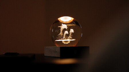 <p><strong>GINGKO 3D Смарт лампа “Amber Crystal“ - Делфини</strong><br /><strong>• Захранване: </strong><span>акумулаторна батерия 2000 mAh</span><br /><strong>• Включен USB C кабел за зареждане</strong><br /><span><strong>• Живот на батерията: </strong>10-96 часа</span><br /><strong>• Размери: </strong><span>8 х 8 х 12 см.</span><br /><strong>• Материал:</strong><span> FSC сертифицирана основа от орехово дърво, първокласен 3D лазерно отпечатан кристал</span><br /><strong>• Тегло:</strong><span> 0,756 кг.</span><br /><strong>• Тегло с опаковка:</strong><span> 0,800 кг.</span><br /><strong>• Цветна температура:</strong><span> 2900 - 3100К<br /><strong>• Входяща мощност:</strong> DC 5 V, 0,5 A<br /><strong>• Изходна мощност:</strong> 2 W<br /><strong>• Дизайн:</strong> Делфини<br /><strong>• Предлага се в различни дизайни</strong></span><br /><strong>Производител: GINGKO DESIGN/ Англия</strong></p><br />Марка: Gingko Design <br />Модел: Gingko G025DO<br />Доставка: 2-4 работни дни<br />Гаранция: 2 години