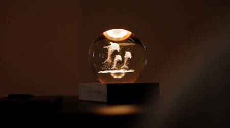 <p><strong>GINGKO 3D Смарт лампа “Amber Crystal“ - Делфини</strong><br /><strong>• Захранване: </strong><span>акумулаторна батерия 2000 mAh</span><br /><strong>• Включен USB C кабел за зареждане</strong><br /><span><strong>• Живот на батерията: </strong>10-96 часа</span><br /><strong>• Размери: </strong><span>8 х 8 х 12 см.</span><br /><strong>• Материал:</strong><span> FSC сертифицирана основа от орехово дърво, първокласен 3D лазерно отпечатан кристал</span><br /><strong>• Тегло:</strong><span> 0,756 кг.</span><br /><strong>• Тегло с опаковка:</strong><span> 0,800 кг.</span><br /><strong>• Цветна температура:</strong><span> 2900 - 3100К<br /><strong>• Входяща мощност:</strong> DC 5 V, 0,5 A<br /><strong>• Изходна мощност:</strong> 2 W<br /><strong>• Дизайн:</strong> Делфини<br /><strong>• Предлага се в различни дизайни</strong></span><br /><strong>Производител: GINGKO DESIGN/ Англия</strong></p><br />Марка: Gingko Design <br />Модел: Gingko G025DO<br />Доставка: 2-4 работни дни<br />Гаранция: 2 години