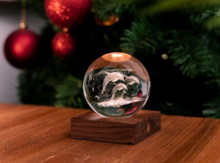 <p><strong>GINGKO 3D Смарт лампа “Amber Crystal“ - Делфини</strong><br /><strong>• Захранване: </strong><span>акумулаторна батерия 2000 mAh</span><br /><strong>• Включен USB C кабел за зареждане</strong><br /><span><strong>• Живот на батерията: </strong>10-96 часа</span><br /><strong>• Размери: </strong><span>8 х 8 х 12 см.</span><br /><strong>• Материал:</strong><span> FSC сертифицирана основа от орехово дърво, първокласен 3D лазерно отпечатан кристал</span><br /><strong>• Тегло:</strong><span> 0,756 кг.</span><br /><strong>• Тегло с опаковка:</strong><span> 0,800 кг.</span><br /><strong>• Цветна температура:</strong><span> 2900 - 3100К<br /><strong>• Входяща мощност:</strong> DC 5 V, 0,5 A<br /><strong>• Изходна мощност:</strong> 2 W<br /><strong>• Дизайн:</strong> Делфини<br /><strong>• Предлага се в различни дизайни</strong></span><br /><strong>Производител: GINGKO DESIGN/ Англия</strong></p><br />Марка: Gingko Design <br />Модел: Gingko G025DO<br />Доставка: 2-4 работни дни<br />Гаранция: 2 години