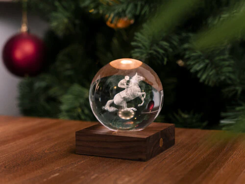 <p><strong>GINGKO 3D Смарт лампа “Amber Crystal“ - Състезателен кон</strong><br /><strong>• Захранване: </strong><span>акумулаторна батерия 2000 mAh</span><br /><strong>• Включен USB C кабел за зареждане</strong><br /><span><strong>• Живот на батерията: </strong>10-96 часа</span><br /><strong>• Размери: </strong><span>8 х 8 х 12 см.</span><br /><strong>• Материал:</strong><span> FSC сертифицирана основа от орехово дърво, първокласен 3D лазерно отпечатан кристал</span><br /><strong>• Тегло:</strong><span> 0,756 кг.</span><br /><strong>• Тегло с опаковка:</strong><span> 0,800 кг.</span><br /><strong>• Цветна температура:</strong><span> 2900 - 3100К<br /><strong>• Входяща мощност:</strong> DC 5 V, 0,5 A<br /><strong>• Изходна мощност:</strong> 2 W<br /><strong>• Дизайн:</strong> Състезателен кон<br /><strong>• Предлага се в различни дизайни</strong></span><br /><strong>Производител: GINGKO DESIGN/ Англия</strong></p><br />Марка: Gingko Design <br />Модел: Gingko G025HR<br />Доставка: 2-4 работни дни<br />Гаранция: 2 години