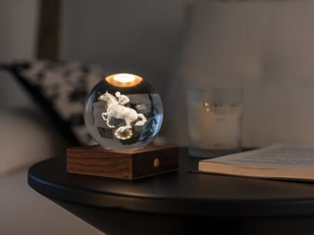 <p><strong>GINGKO 3D Смарт лампа “Amber Crystal“ - Състезателен кон</strong><br /><strong>• Захранване: </strong><span>акумулаторна батерия 2000 mAh</span><br /><strong>• Включен USB C кабел за зареждане</strong><br /><span><strong>• Живот на батерията: </strong>10-96 часа</span><br /><strong>• Размери: </strong><span>8 х 8 х 12 см.</span><br /><strong>• Материал:</strong><span> FSC сертифицирана основа от орехово дърво, първокласен 3D лазерно отпечатан кристал</span><br /><strong>• Тегло:</strong><span> 0,756 кг.</span><br /><strong>• Тегло с опаковка:</strong><span> 0,800 кг.</span><br /><strong>• Цветна температура:</strong><span> 2900 - 3100К<br /><strong>• Входяща мощност:</strong> DC 5 V, 0,5 A<br /><strong>• Изходна мощност:</strong> 2 W<br /><strong>• Дизайн:</strong> Състезателен кон<br /><strong>• Предлага се в различни дизайни</strong></span><br /><strong>Производител: GINGKO DESIGN/ Англия</strong></p><br />Марка: Gingko Design <br />Модел: Gingko G025HR<br />Доставка: 2-4 работни дни<br />Гаранция: 2 години