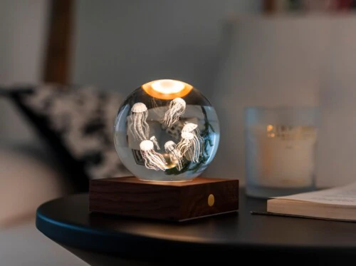 <p><strong>GINGKO 3D Смарт лампа “Amber Crystal“ - Медузи</strong><br /><strong>• Захранване: </strong><span>акумулаторна батерия 2000 mAh</span><br /><strong>• Включен USB C кабел за зареждане</strong><br /><span><strong>• Живот на батерията: </strong>10-96 часа</span><br /><strong>• Размери: </strong><span>8 х 8 х 12 см.</span><br /><strong>• Материал:</strong><span> FSC сертифицирана основа от орехово дърво, първокласен 3D лазерно отпечатан кристал</span><br /><strong>• Тегло:</strong><span> 0,756 кг.</span><br /><strong>• Тегло с опаковка:</strong><span> 0,800 кг.</span><br /><strong>• Цветна температура:</strong><span> 2900 - 3100К<br /><strong>• Входяща мощност:</strong> DC 5 V, 0,5 A<br /><strong>• Изходна мощност:</strong> 2 W<br /><strong>• Дизайн:</strong> Медузи<br /><strong>• Предлага се в различни дизайни</strong></span><br /><strong>Производител: GINGKO DESIGN/ Англия</strong></p><br />Марка: Gingko Design <br />Модел: Gingko G025JF<br />Доставка: 2-4 работни дни<br />Гаранция: 2 години