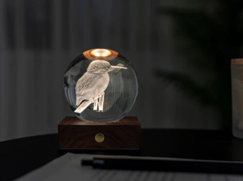 <p><strong>GINGKO 3D Смарт лампа “Amber Crystal“ - Рибарче</strong><br /><strong>• Захранване: </strong><span>акумулаторна батерия 2000 mAh</span><br /><strong>• Включен USB C кабел за зареждане</strong><br /><span><strong>• Живот на батерията: </strong>10-96 часа</span><br /><strong>• Размери: </strong><span>8 х 8 х 12 см.</span><br /><strong>• Материал:</strong><span> FSC сертифицирана основа от орехово дърво, първокласен 3D лазерно отпечатан кристал</span><br /><strong>• Тегло:</strong><span> 0,756 кг.</span><br /><strong>• Тегло с опаковка:</strong><span> 0,800 кг.</span><br /><strong>• Цветна температура:</strong><span> 2900 - 3100К<br /><strong>• Входяща мощност:</strong> DC 5 V, 0,5 A<br /><strong>• Изходна мощност:</strong> 2 W<br /><strong>• Дизайн:</strong> Рибарче<br /><strong>• Предлага се в различни дизайни</strong></span><br /><strong>Производител: GINGKO DESIGN/ Англия</strong></p><br />Марка: Gingko Design <br />Модел: Gingko G025KF<br />Доставка: 2-4 работни дни<br />Гаранция: 2 години