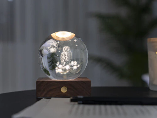 <p><strong>GINGKO 3D Смарт лампа “Amber Crystal“ - Бухал и Луна</strong><br /><strong>• Захранване: </strong><span>акумулаторна батерия 2000 mAh</span><br /><strong>• Включен USB C кабел за зареждане</strong><br /><span><strong>• Живот на батерията: </strong>10-96 часа</span><br /><strong>• Размери: </strong><span>8 х 8 х 12 см.</span><br /><strong>• Материал:</strong><span> FSC сертифицирана основа от орехово дърво, първокласен 3D лазерно отпечатан кристал</span><br /><strong>• Тегло:</strong><span> 0,756 кг.</span><br /><strong>• Тегло с опаковка:</strong><span> 0,800 кг.</span><br /><strong>• Цветна температура:</strong><span> 2900 - 3100К<br /><strong>• Входяща мощност:</strong> DC 5 V, 0,5 A<br /><strong>• Изходна мощност:</strong> 2 W<br /><strong>• Дизайн:</strong> Бухал и Луна<br /><strong>• Предлага се в различни дизайни</strong></span><br /><strong>Производител: GINGKO DESIGN/ Англия</strong></p><br />Марка: Gingko Design <br />Модел: Gingko G025OW<br />Доставка: 2-4 работни дни<br />Гаранция: 2 години
