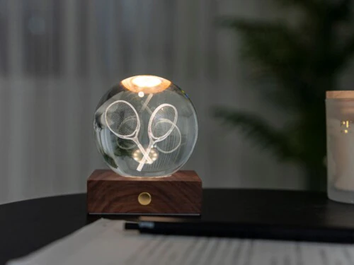 <p><strong>GINGKO 3D Смарт лампа “Amber Crystal“ - Тенис ракети</strong><br /><strong>• Захранване: </strong><span>акумулаторна батерия 2000 mAh</span><br /><strong>• Включен USB C кабел за зареждане</strong><br /><span><strong>• Живот на батерията: </strong>10-96 часа</span><br /><strong>• Размери: </strong><span>8 х 8 х 12 см.</span><br /><strong>• Материал:</strong><span> FSC сертифицирана основа от орехово дърво, първокласен 3D лазерно отпечатан кристал</span><br /><strong>• Тегло:</strong><span> 0,756 кг.</span><br /><strong>• Тегло с опаковка:</strong><span> 0,800 кг.</span><br /><strong>• Цветна температура:</strong><span> 2900 - 3100К<br /><strong>• Входяща мощност:</strong> DC 5 V, 0,5 A<br /><strong>• Изходна мощност:</strong> 2 W<br /><strong>• Дизайн:</strong> Тенис ракети<br /><strong>• Предлага се в различни дизайни</strong></span><br /><strong>Производител: GINGKO DESIGN/ Англия</strong></p><br />Марка: Gingko Design <br />Модел: Gingko G025TE<br />Доставка: 2-4 работни дни<br />Гаранция: 2 години