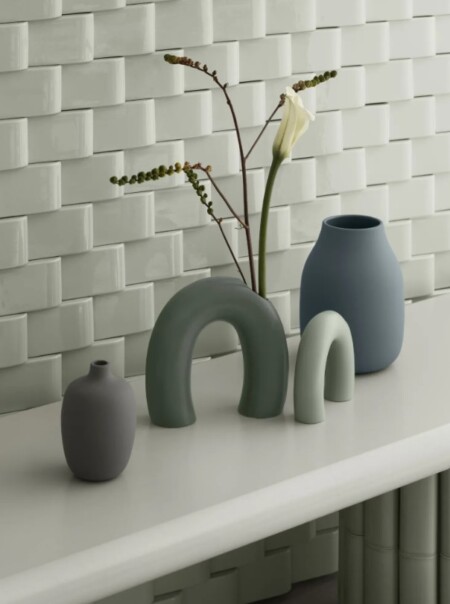 <p><strong>BLOMUS Ваза KAGETSU - размер M</strong><br /><span>• </span><strong>Цвят:</strong><span> сиво-зелен (Agave Green) </span><br /><span>• </span><strong>Размери:</strong><span> 18 х 5 х 18 см (ДхШхВ)</span><br /><span>• </span><strong>Материал:</strong><span> керамика</span><br /><span>• </span><strong>Производител:</strong><span> BLOMUS, Германия</span><br /><strong>DESIGN: <em>Kazushige Miyake</em></strong></p><br />Марка: BLOMUS <br />Модел: BLOMUS 64666<br />Доставка: 2-4 работни дни<br />Гаранция: 2 години