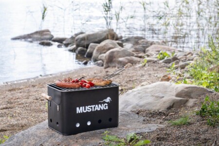 <p><strong>MUSTANG Барбекю на дървени въглища “Party“</strong><br /><strong>• Материал: </strong>стомана<strong><br />• Да се използва върху топлоустойчива повърхност<br /></strong><strong>• Размер на решетката за готвене:</strong><span> 32 х 21 см.<br /></span><strong>• Размери:</strong><span> 43 х 22 х 21 см.<br /><strong>• Тегло:</strong> 1,98 кг.</span><br /><strong>Производител: Tammer Brands/ Финландия</strong></p><br />Марка: MUSTANG <br />Модел: TB MUS 635190<br />Доставка: 2-4 работни дни<br />Гаранция: 2 години