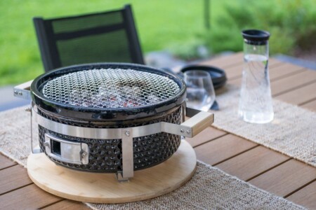 <p><strong>MUSTANG Настолно керамично BBQ в японски стил “Hibachi“</strong><br /><strong>• Стоманена основа<br />• Бамбукова поставка за защита на масата<br />• Чугуненa решетка за печене<br /></strong><strong>• Размер на решетката за готвене:</strong><span> Ø 30 см.<br /><strong>• Височина:</strong> 18,5 см. </span><br /><strong>• Размери:</strong><span> 46,5 х 38 х 18,5 см.<br /><strong>• Тегло:</strong> 11,08 кг.</span><br /><strong>• Тегло с опаковката:</strong><span> 13,05 кг.</span><br /><strong>Производител: Tammer Brands/ Финландия</strong></p><br />Марка: MUSTANG <br />Модел: TB MUS 636170<br />Доставка: 2-4 работни дни<br />Гаранция: 2 години