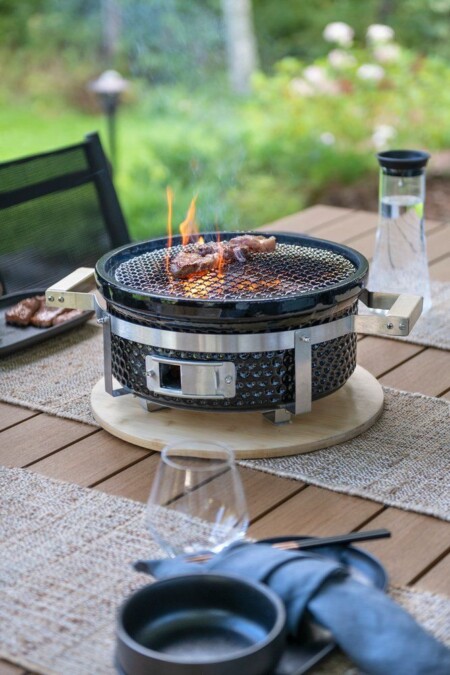 <p><strong>MUSTANG Настолно керамично BBQ в японски стил “Hibachi“</strong><br /><strong>• Стоманена основа<br />• Бамбукова поставка за защита на масата<br />• Чугуненa решетка за печене<br /></strong><strong>• Размер на решетката за готвене:</strong><span> Ø 30 см.<br /><strong>• Височина:</strong> 18,5 см. </span><br /><strong>• Размери:</strong><span> 46,5 х 38 х 18,5 см.<br /><strong>• Тегло:</strong> 11,08 кг.</span><br /><strong>• Тегло с опаковката:</strong><span> 13,05 кг.</span><br /><strong>Производител: Tammer Brands/ Финландия</strong></p><br />Марка: MUSTANG <br />Модел: TB MUS 636170<br />Доставка: 2-4 работни дни<br />Гаранция: 2 години