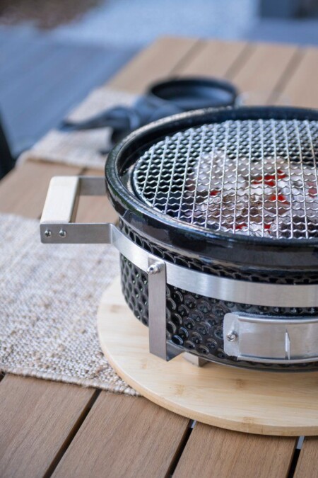 <p><strong>MUSTANG Настолно керамично BBQ в японски стил “Hibachi“</strong><br /><strong>• Стоманена основа<br />• Бамбукова поставка за защита на масата<br />• Чугуненa решетка за печене<br /></strong><strong>• Размер на решетката за готвене:</strong><span> Ø 30 см.<br /><strong>• Височина:</strong> 18,5 см. </span><br /><strong>• Размери:</strong><span> 46,5 х 38 х 18,5 см.<br /><strong>• Тегло:</strong> 11,08 кг.</span><br /><strong>• Тегло с опаковката:</strong><span> 13,05 кг.</span><br /><strong>Производител: Tammer Brands/ Финландия</strong></p><br />Марка: MUSTANG <br />Модел: TB MUS 636170<br />Доставка: 2-4 работни дни<br />Гаранция: 2 години