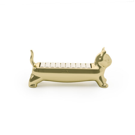 <p><strong>UMBRA Поставка за пръстени “ALI“ - котка - цвят месинг</strong><br /><strong>• Цвят: </strong><span>Месинг</span><br /><strong>• Размери:</strong> 12 x 4 x 5<span> см.</span><br /><strong>• Тегло: </strong><span>0,240 кг.</span><br /><strong>• Материал: </strong><span>Цинк, кадифе</span><br /><strong>• Размери на опаковката:</strong><span> 13 х 5 х 7 см.</span><br /><strong>Производител: UMBRA / Канада<br /></strong><strong><em>Design: <span>SEYMER CRUZ</span><br /></em></strong></p><br />Марка: Umbra HK Limited <br />Модел: UMBRA 1023419-104<br />Доставка: 2-4 работни дни<br />Гаранция: 2 години