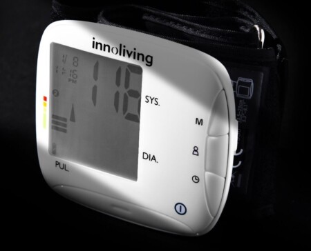<p><span style="font-size: medium;"><strong>INNOLIVING Дигитален апарат за кръвно налягане - за китка</strong></span><br />• <strong>Екран:</strong> LCD<br />• <strong>Обхват на измерване:</strong> <br />- Систолично кръвно налягане: 50 - 250 mmHg<br />- Диастолично кръвно налягане: 30 - 200 mmHg<br />• <strong>Скорост на пулса:</strong> 40 - 180 удара / минута<br />• <strong>Точност на измерване:</strong> <br />- Кръвно налягане: +/- 3 mmHg<br />- Пулс: +/- 5 %<br />• <strong>Памет: 120 показания за 2 потребителя<br />• Дата и час<br />• Средна стойност от последните измервания</strong><br />• <strong>Захранване: </strong>2 батерии 1.5V AAA (включени)<br />• <strong>Обиколка на гривната: </strong>13,5 ~ 23см <br /><strong>Производител:</strong> Innoliving S.P.A / Италия</p><br />Марка: INNOLIVING S.P.A <br />Модел: INN - 015<br />Доставка: 2-4 работни дни<br />Гаранция: 2 години