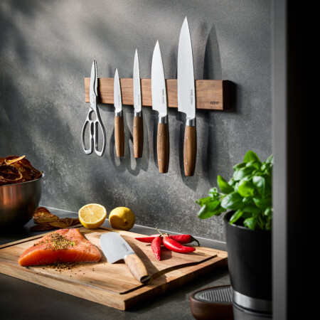 <p><strong>GEFU Магнитна лента за ножове “ENNO“</strong><br />• <strong>Материал:</strong> дърво орех<br />• <strong>Силен магнит в дървото, осигурява сигурно и стабилно задържане на ножовете</strong><br />• <strong>За (до) 6 бр ножове с различни размери<br />• Подходяща също за закрепване на ножици е други кухненски прибори<br />• С включени елементи за монтаж<br />• Размери: </strong>42 х 2,2 х 5,6 см<strong><br />• Тегло: </strong>0,73 кг<strong><br />• НЕ Е ПОДХОДЯЩА за съдомиялна машина<br /></strong><strong>Производител: GEFU / Германия</strong></p><br />Марка: GEFU - GERMANY <br />Модел: GEFU 13957<br />Доставка: 2-4 работни дни<br />Гаранция: 2 години