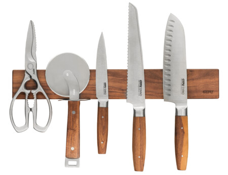 <p><strong>GEFU Магнитна лента за ножове “ENNO“</strong><br />• <strong>Материал:</strong> дърво орех<br />• <strong>Силен магнит в дървото, осигурява сигурно и стабилно задържане на ножовете</strong><br />• <strong>За (до) 6 бр ножове с различни размери<br />• Подходяща също за закрепване на ножици е други кухненски прибори<br />• С включени елементи за монтаж<br />• Размери: </strong>42 х 2,2 х 5,6 см<strong><br />• Тегло: </strong>0,73 кг<strong><br />• НЕ Е ПОДХОДЯЩА за съдомиялна машина<br /></strong><strong>Производител: GEFU / Германия</strong></p><br />Марка: GEFU - GERMANY <br />Модел: GEFU 13957<br />Доставка: 2-4 работни дни<br />Гаранция: 2 години