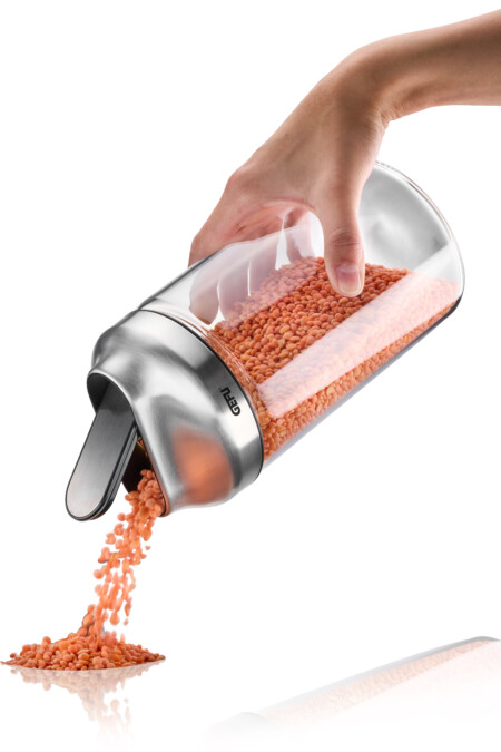 <p><strong>GEFU Комплект от 2 бр. стъклени канистери “KIPPO“ <br />• Лесно дозиране чрез накланяне<br />• Практичен капак от неръждаема стомана с вграден отвор<br />• С винтов капак за лесно пълнене и почистване<br />• Херметично затваряне, благодарение на силиконовия уплътнител на капака<br />• Изработени от висококачествено боросиликатно стъкло</strong><br /><strong>• Вместимост на 1 бр:</strong> 1000 мл<br /> <strong>• Размери на 1 бр:</strong> Ø 10 х 19,1 см<br /><strong>• Тегло: </strong>0,930 кг<br /> <strong>• Материал: </strong>неръждаема стомана, пластмаса, боросиликатно стъкло, силикон <br /> <strong>• Стъклената част е подходяща за почистване в съдомиялна машина<br />• Капаците НЕ са подходящи за съдомиялна машина</strong><br /><strong>Производител: GEFU / Германия</strong></p><br />Марка: GEFU - GERMANY <br />Модел: GEFU 33744<br />Доставка: 2-4 работни дни<br />Гаранция: 2 години