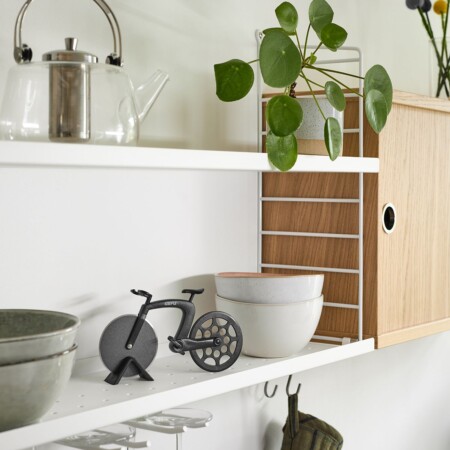 <p><strong>GEFU Нож за пица “FARADO“</strong><br />• <strong>За бързо и прецизно рязане на пица, тънко тесто, тартове и др</strong><br />• <strong>Двустранно острие от неръждаема стомана с незалепващо покритие</strong><br />• <strong>Подходящо за използане и с лява и с дясна ръка<br />• Включена стойка за съхванение<br />• Материал:</strong> висококачествена неръждаема стомана, пластмаса<br /><strong>• Диаметър на острието:</strong> Ø 8 см<strong><br />• Идеален подарък за всеки любител на велосипеди...и на пици</strong><strong><br />• НЕ Е ПОДХОДЯЩ за съдомиялна машина<br /></strong><strong>Производител: GEFU / Германия</strong></p><br />Марка: GEFU - GERMANY <br />Модел: GEFU 89581<br />Доставка: 2-4 работни дни<br />Гаранция: 2 години