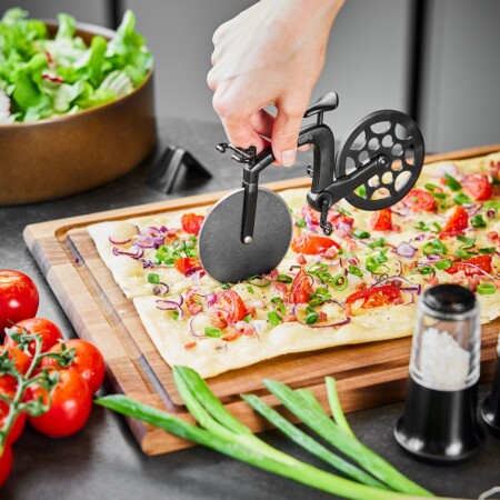 <p><strong>GEFU Нож за пица “FARADO“</strong><br />• <strong>За бързо и прецизно рязане на пица, тънко тесто, тартове и др</strong><br />• <strong>Двустранно острие от неръждаема стомана с незалепващо покритие</strong><br />• <strong>Подходящо за използане и с лява и с дясна ръка<br />• Включена стойка за съхванение<br />• Материал:</strong> висококачествена неръждаема стомана, пластмаса<br /><strong>• Диаметър на острието:</strong> Ø 8 см<strong><br />• Идеален подарък за всеки любител на велосипеди...и на пици</strong><strong><br />• НЕ Е ПОДХОДЯЩ за съдомиялна машина<br /></strong><strong>Производител: GEFU / Германия</strong></p><br />Марка: GEFU - GERMANY <br />Модел: GEFU 89581<br />Доставка: 2-4 работни дни<br />Гаранция: 2 години