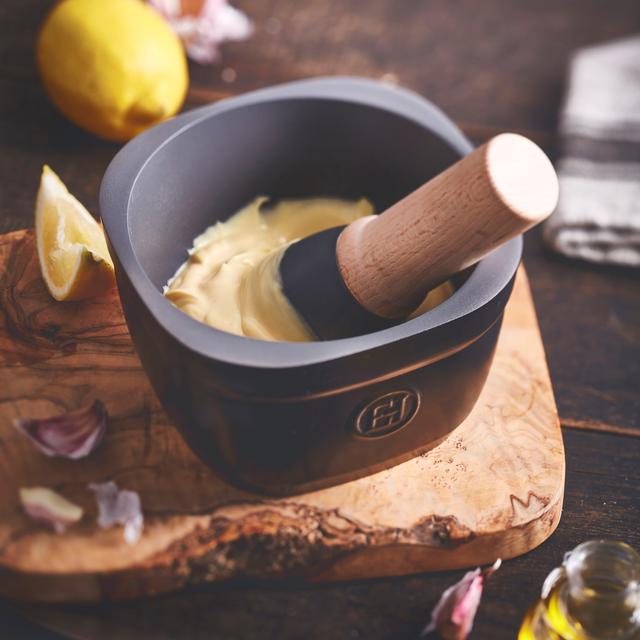 <p><span style="color: #000000;"><strong>EMILE HENRY Керамично хаванче - Ø16см </strong></span><br /><span style="color: #000000;">• <strong>Ръчно изработено от 100% естествени материали<br />• Устойчиво на температури: </strong>- 20º С до + 270º С<strong><br />• Висока устойчивост на надраскване <br /></strong>• </span><strong><span style="color: #000000;">Материал:</span>  <span style="color: #ff0000;">HR® Ceramic (High Resistance)</span></strong><strong><span style="color: #ff0000;"><br /><span style="color: #000000;">• Без съдържание на олово, кадмий и никел</span><br /><span style="color: #000000;">• Размери: </span></span></strong><span style="color: #ff0000;"><span style="color: #000000;">16 х 16</span></span><span style="color: #ff0000;"><span style="color: #000000;"> х</span></span><span style="color: #ff0000;"><span style="color: #000000;"> 9,5</span></span><span style="color: #ff0000;"><span style="color: #000000;"> см</span></span><span style="color: #ff0000;"><br /></span><span style="color: #ff0000;"><span style="color: #000000;"><strong>• Вместимост: </strong>0,95 литра<br /></span><span style="color: #000000;"><strong>• Тегло: </strong>1,74 кг</span><br /><span style="color: #000000;">• <strong>Цвят: </strong>червен отвън, кафяв вътре</span><br /><span style="color: #000000;">• <strong>Купата е подходяща за: </strong>фурна / микровълнова фурна / фризер / съдомиялна машина<br />• <strong>Пестикът не е подходящ за фурна / микровълнова фурна / фризер / съдомиялна машина </strong></span><br /><strong><span style="color: #000000;">Производител: EMILE HENRY / Франция</span></strong></span></p><br />Марка: Emile Henry <br />Модел: EH 0257-34<br />Доставка: 2-4 работни дни<br />Гаранция: 2 години