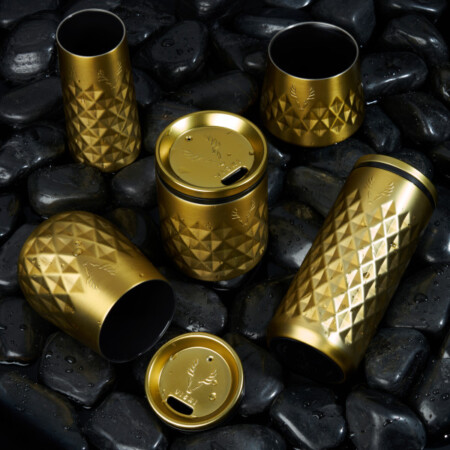 <p><strong>VISKI Термочаша с керамично покритие “PARAGON“</strong><br /><strong>• Материал: </strong>неръждаема стомана<br /><strong>• Керамично покритие във вътрешността<br />• Двойни стени с вакуумна изолация</strong><br /><strong>• Размер:</strong><span> 8 х 8 х 17,8 см</span><br /><strong>• Тегло: </strong><span>0,257 кг.<br /><strong>• Цвят:</strong>злато</span><br /><strong>• Вместимост: </strong>470 мл<br /><strong>• Само ръчно измиване</strong><span><br /></span><strong>Производител:</strong><span> Viski® / САЩ</span></p><br />Марка: TRUEBRANDS <br />Модел: VISKI 11568<br />Доставка: 2-4 работни дни<br />Гаранция: 2 години