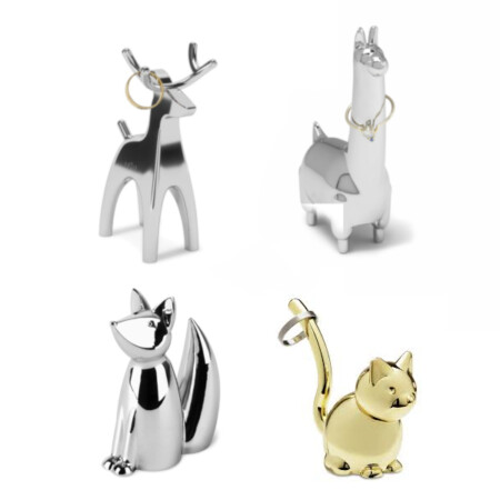 <p><strong>UMBRA Поставка за пръстени “ZOOLA REINDEER“ - елен - цвят хром</strong><br /><strong>• Цвят: </strong><span>Хром</span><br /><strong>• Размери:</strong><span> 8,3 </span><span>х 5 х 3,5 см</span><br /><strong>• Материал: </strong><span>Метал</span><br /><strong>Производител: UMBRA / Канада<br /></strong><strong><em>Design: Umbra Studio</em></strong></p><br />Марка: Umbra HK Limited <br />Модел: UMBRA 299116-158<br />Доставка: 2-4 работни дни<br />Гаранция: 2 години