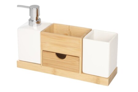 <p><strong><span>4LIVING Комплект за баня “Cube“<br /> </span>• Съдържа: </strong><br />- Керамичен диспенсър за сапун с помпа  - 1 бр<br />- Керамична чаша - 1 бр<br />- Бамбукова подложка с чекмедже - 1 бр<br />• <strong>Материал: </strong>бамбук, керамика, ABS<br />• <strong>Размери: </strong>26 х 7,5 х 17,5 см<br />• <strong>Цвят: </strong>бял / дърво<br />•<strong> Тегло:</strong> 1,15 кг<br /><strong>Производител: Tammer Brands/ Финландия</strong></p><br />Марка: 4LIVING <br />Модел: TB 4Living 617417<br />Доставка: 2-4 работни дни<br />Гаранция: 2 години