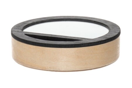 <p><strong><span>4LIVING Кутия за бижута и аксесоари с огледало </span></strong><br />• <strong>Материал: </strong>MDF, огледало<br />• <strong>Размери: </strong>20 x 20 x 5 см<br />• <strong>Тегло: </strong>0.410 кг<br />• <strong>Цвят:</strong> 'черен / дърво<br /><strong>Производител: Tammer Brands/ Финландия</strong></p><br />Марка: 4LIVING <br />Модел: TB 4Living 618006<br />Доставка: 2-4 работни дни<br />Гаранция: 2 години