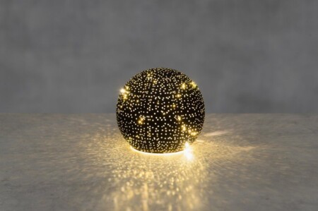 <p><strong>FINNLUMOR Декоративна 3D LED стъклена топка </strong><br /><strong>• 10 бр бели LED светлини<br />• Размери:</strong><span> 12</span><span> х 12 x 11 см.<br /><strong>• Тегло: </strong>0,100 кг.<br /><span><strong>• Материал: </strong>стъкло, LED, полипропилен<strong><br />• Захранване: </strong>батерии 3 бр. AA ( не са включени)<br /></span></span><strong>Производител: Tammer Brands/ Финландия</strong></p><br />Марка: FINNLUMOR <br />Модел: TB Finnlumor 648278<br />Доставка: 2-4 работни дни<br />Гаранция: 2 години