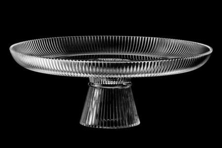 <p><strong>MAKU Стъклена поставка за торта / сладкиши</strong><br /><strong>• Материал:</strong><span> боросиликатно стъкло<br /><strong>• С красиво оребяване от външната страна</strong></span><br /><strong>• Размер на поставката: </strong>Ø 30 х 11,5 см<br /><strong>• Тегло:</strong> 1,36 кг<strong><br />• Размери на опаковката:</strong><span> 31 х 12,5 х 31,5 см.<br /></span><strong>• Тегло с опаковката: </strong><span>1,6 кг.<br /><strong>• Не е подходяща за съдомиялна машина<br /></strong></span><strong>Производител: Tammer Brands/ Финландия</strong></p><br />Марка: MAKU <br />Модел: TB MAKU 651653<br />Доставка: 2-4 работни дни<br />Гаранция: 2 години