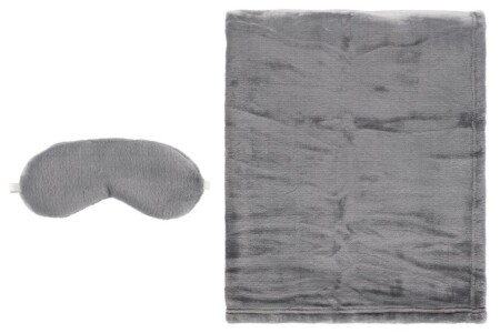 <p><strong>4LIVING К-т одеяло 150х200 см. и маска за сън</strong><br /><strong>• Материал: </strong>100% полиестер<br /><strong>• Размер на одеялото: </strong><span>150</span><span> х 200 см.<br /><strong>• Размер на опаковката:</strong> 30 х 33 х 12 см<br /></span><strong>• Цвят: </strong><span>сив</span><br /><strong>• Тегло:</strong><span> 0,730 кг<br /><strong>• Спазвайте указанията на етикета при пране</strong></span><br /><strong>Производител: Tammer Brands/ Финландия</strong></p><br />Марка: 4LIVING <br />Модел: TB 4Living 637116<br />Доставка: 2-4 работни дни<br />Гаранция: 2 години