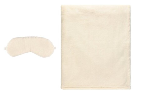 <p><strong>4LIVING К-т одеяло 150х200 см. и маска за сън</strong><br /><strong>• Материал: </strong>100% полиестер<br /><strong>• Размер на одеялото: </strong><span>150</span><span> х 200 см.<br /></span><strong>• Цвят: </strong><span>бял</span><br /><strong>• Тегло:</strong><span> 0,730 кг<br /><strong>• Спазвайте указанията на етикета при пране</strong></span><br /><strong>Производител: Tammer Brands/ Финландия</strong></p><br />Марка: 4LIVING <br />Модел: TB 4Living 638092<br />Доставка: 2-4 работни дни<br />Гаранция: 2 години