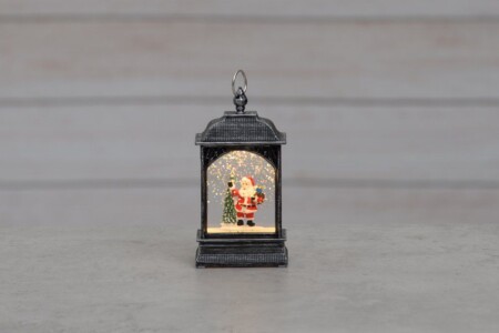 <p><strong>FINNLUMOR Светещ фенер “Snowglobe“ - Дядо Коледа </strong><br /><strong>• С топла бяла светлина<br />• Размери:</strong><span> 7</span><span> х 4 x 13,5 см.<br /><strong>• Тегло: </strong>0,150 кг.<br /><span><strong>• Материал: </strong>пластмаса<br /><strong>• Цвят:</strong> сребро<strong><br />• Захранване: </strong>батерии 3 бр. LR44 (включени)<br /><strong>• Не е подходящ за ползване на открито</strong><br /></span></span><strong>Производител: Tammer Brands/ Финландия</strong></p><br />Марка: FINNLUMOR <br />Модел: TB Finnlumor 640351<br />Доставка: 2-4 работни дни<br />Гаранция: 2 години