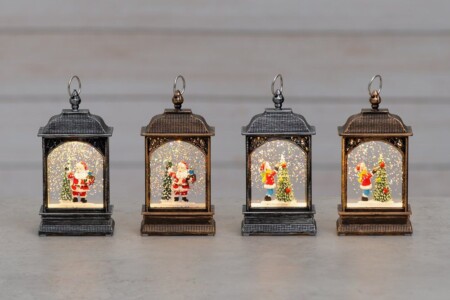 <p><strong>FINNLUMOR Светещ фенер “Snowglobe“ - момиче </strong><br /><strong>• С топла бяла светлина<br />• Размери:</strong><span> 7</span><span> х 4 x 13,5 см.<br /><strong>• Тегло: </strong>0,150 кг.<br /><span><strong>• Материал: </strong>пластмаса<br /><strong>• Цвят:</strong> бронз<strong><br />• Захранване: </strong>батерии 3 бр. LR44 (включени)<br /><strong>• Не е подходящ за ползване на открито</strong><br /></span></span><strong>Производител: Tammer Brands/ Финландия</strong></p><br />Марка: FINNLUMOR <br />Модел: TB Finnlumor 641887<br />Доставка: 2-4 работни дни<br />Гаранция: 2 години